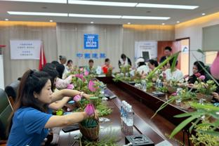 首节还有近3分钟 湖人双向球员霍奇已经替补登场了